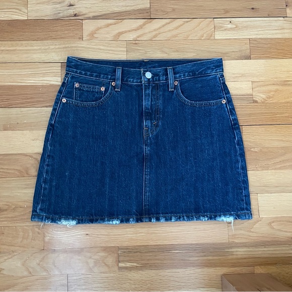 Levi’s mini skirt size 28 - Picture 1 of 3